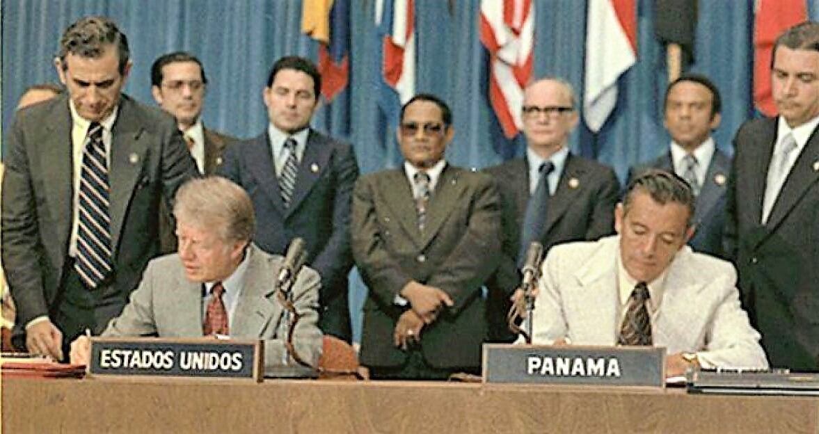 Presidentes de Estados Unidos y Panamá firman el tratado.