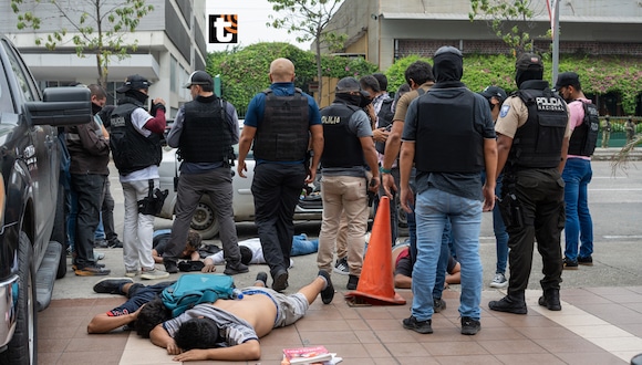 Policías detienen a presuntos delincuentes a pocas cuadras de la sede del canal de televisión TC, en Guayaquil, Ecuador. (Foto de Mauricio Torres / EFE)