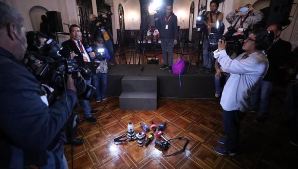 Los periodistas nacionales ingresaron normalmente a la sede del evento, pero luego se dijo que el pronunciamiento del Ejecutivo sería solo para la prensa extranjera. (Foto: El Comercio)