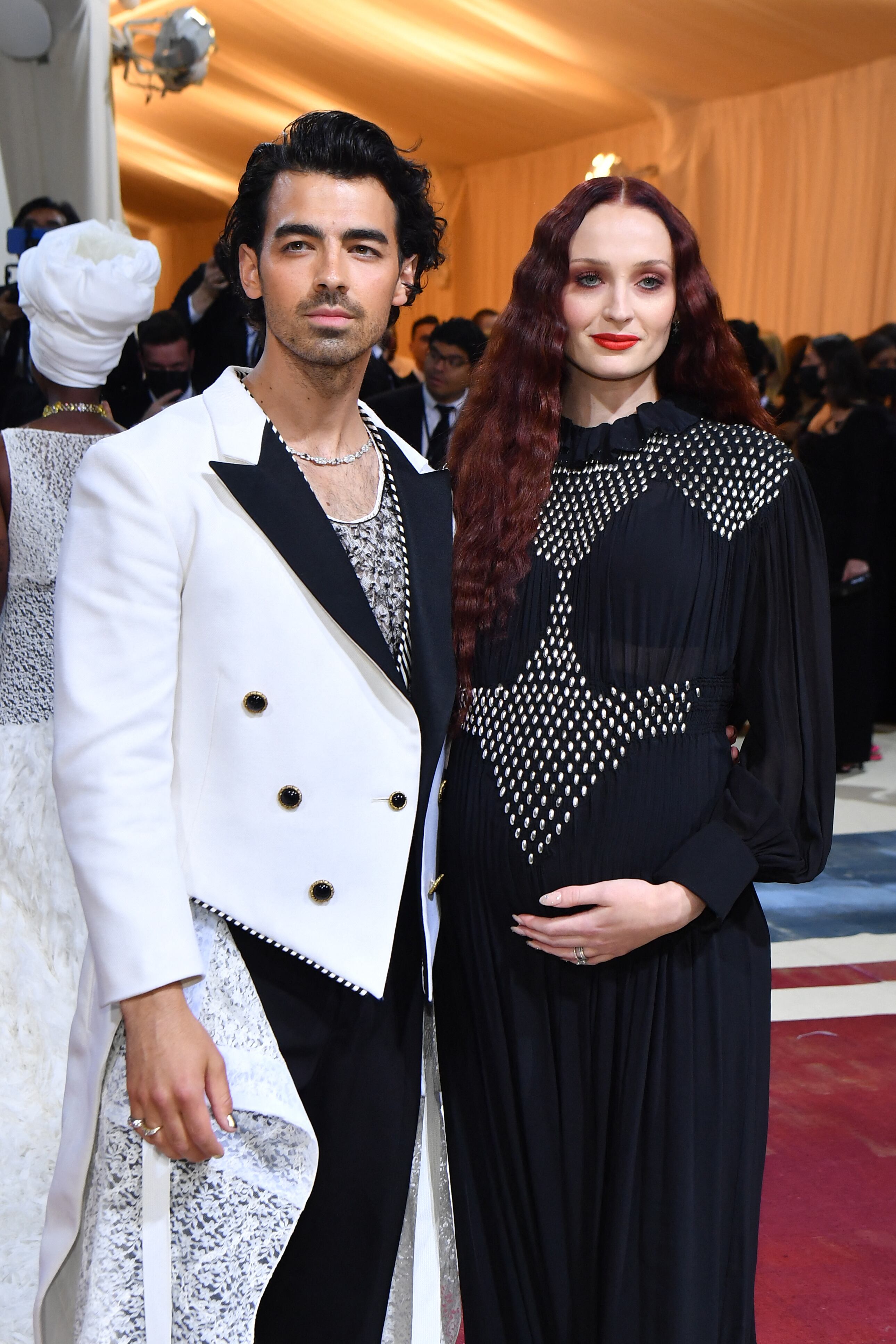 El actor y músico Joe Jonas y su esposa, la actriz Sophie Turner. (Foto: ANGELA WEISS / AFP)