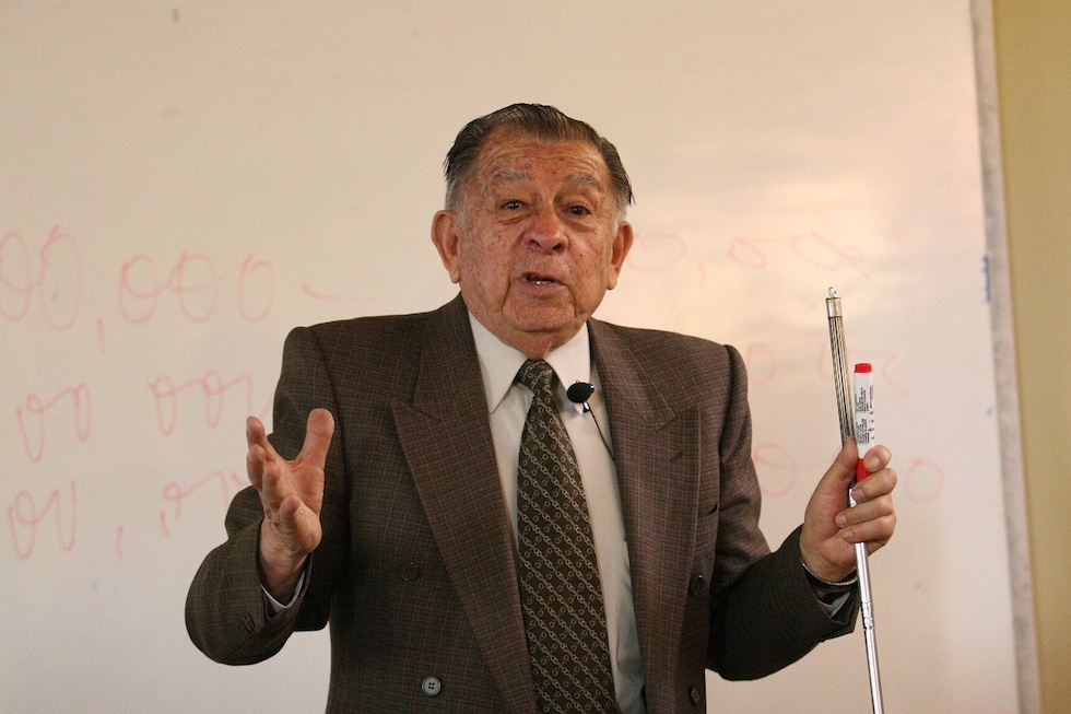 En 1947 recibe el encargo del gobierno de turno para crear una escuela en el distrito Punta de Bombón de la provincia de Islay en Arequipa. Gracias a su experiencia en esa escuela y a su investigación por tener un mejor método para la enseñanza elabora su metodología para enseñar a leer y escribir, publicando en 1955 la primera edición de su libro "Coquito". (Foto GEC Archivo)