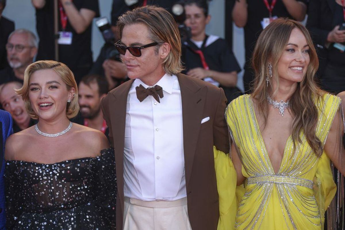 Pugh, Pine y Wilde durante la gala del Festival de Venecia (Foto: AP)