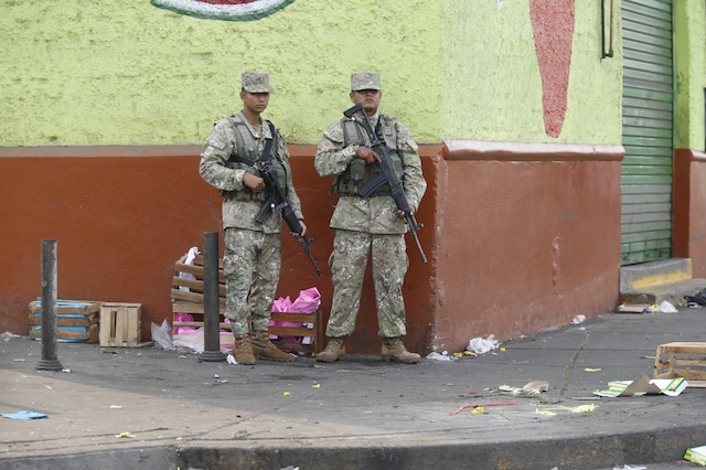 Recorrido después de los festejos de Año Nuevo al amanecer en las calles de Lima. Foto: Joseph Angeles/@photo.gec