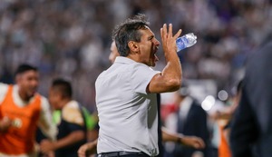 Universitario: Fabián Bustos fue suspendido 4 fechas por gestos en el Clásico
