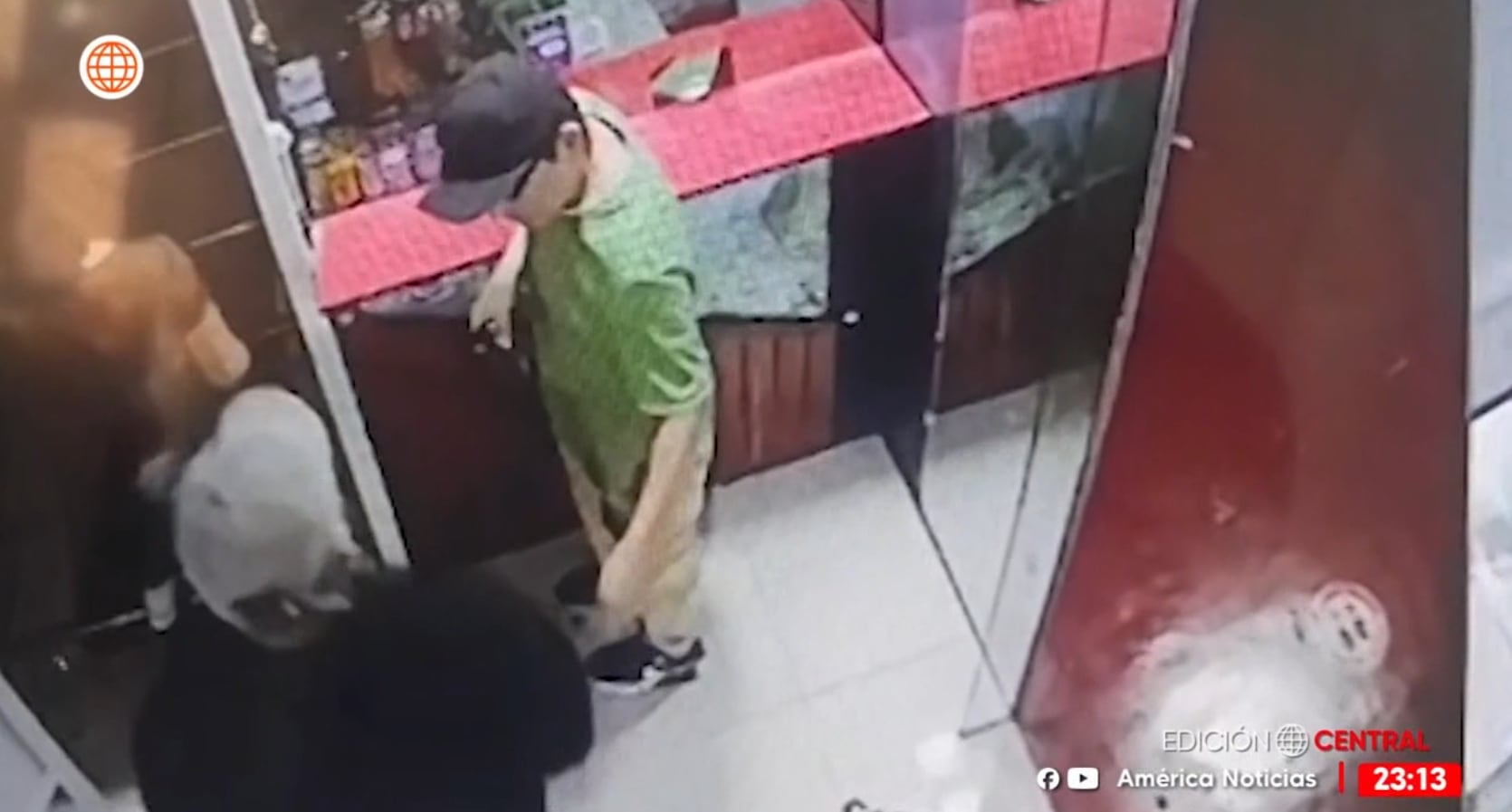 Cámara de hostal en SJL captó el ingreso de hombre que murió junto a su pareja y un amigo.