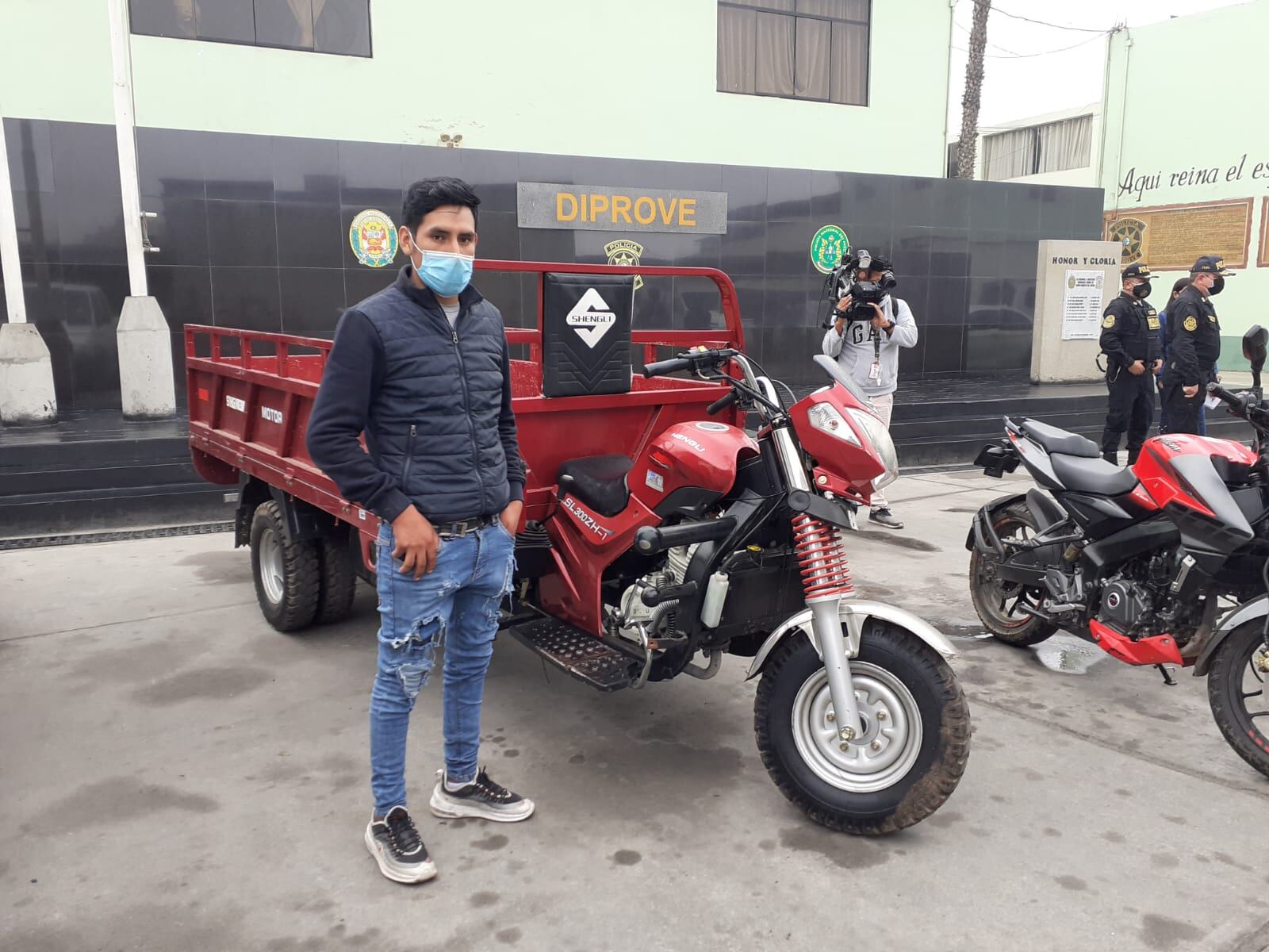 Policías de Diprove intervinieron al venezolano José Amador Robles Gonzales (24), presunto integrante de la banda ‘los chamos de Santa Anita’, por intentar vender un motocarga que fue robada por su compatriota a un joven estibador del mercado de frutas.