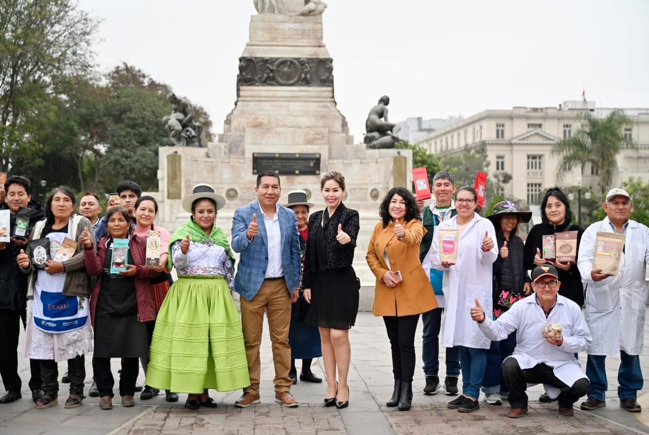 La feria cuenta con 40 stands que exhiben una variada selección de productos que representan la riqueza y diversidad de la región.