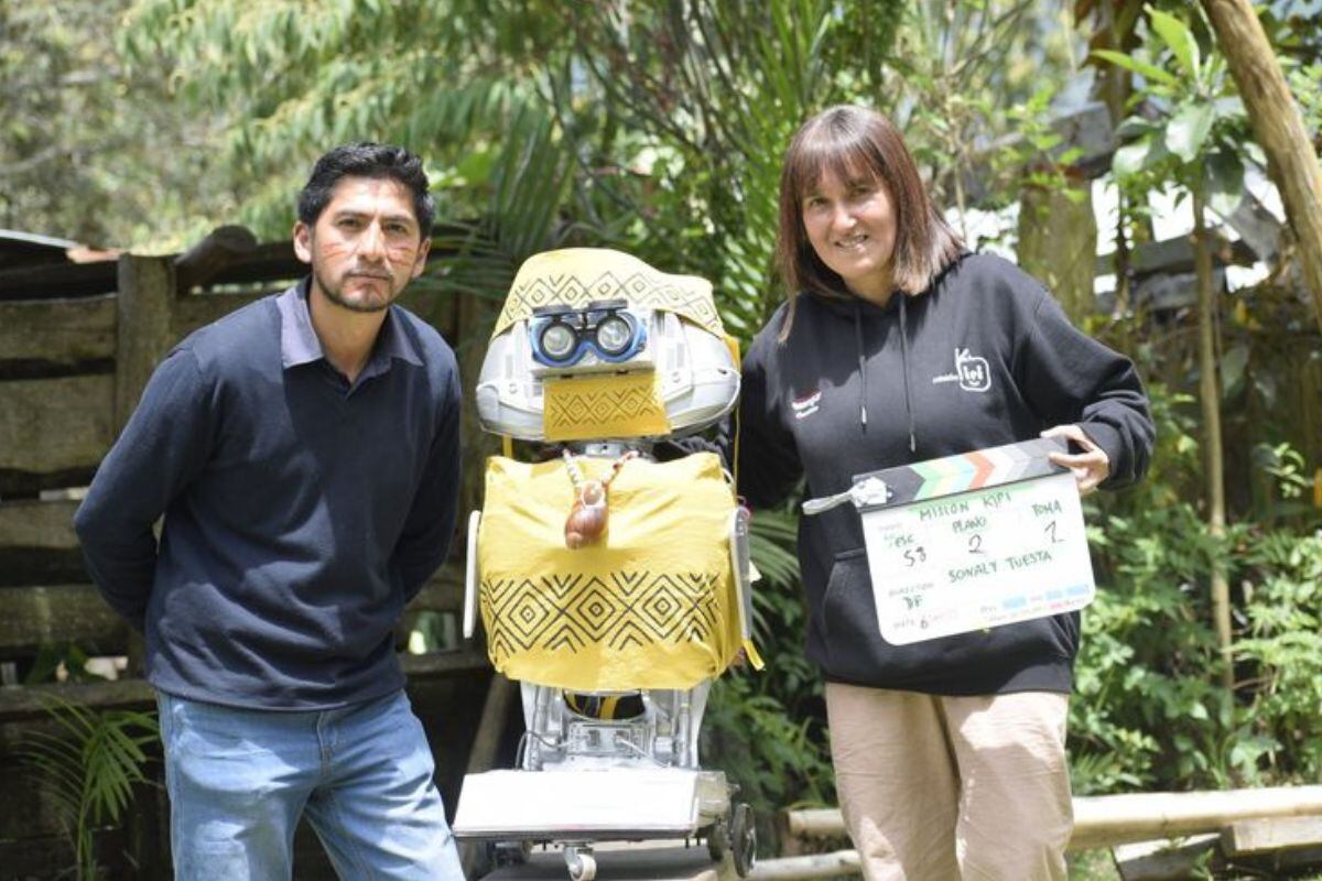 Con el profesor Velásquez y la niña robot Kipi. Foto: Facebook / Sonaly Tuesta.