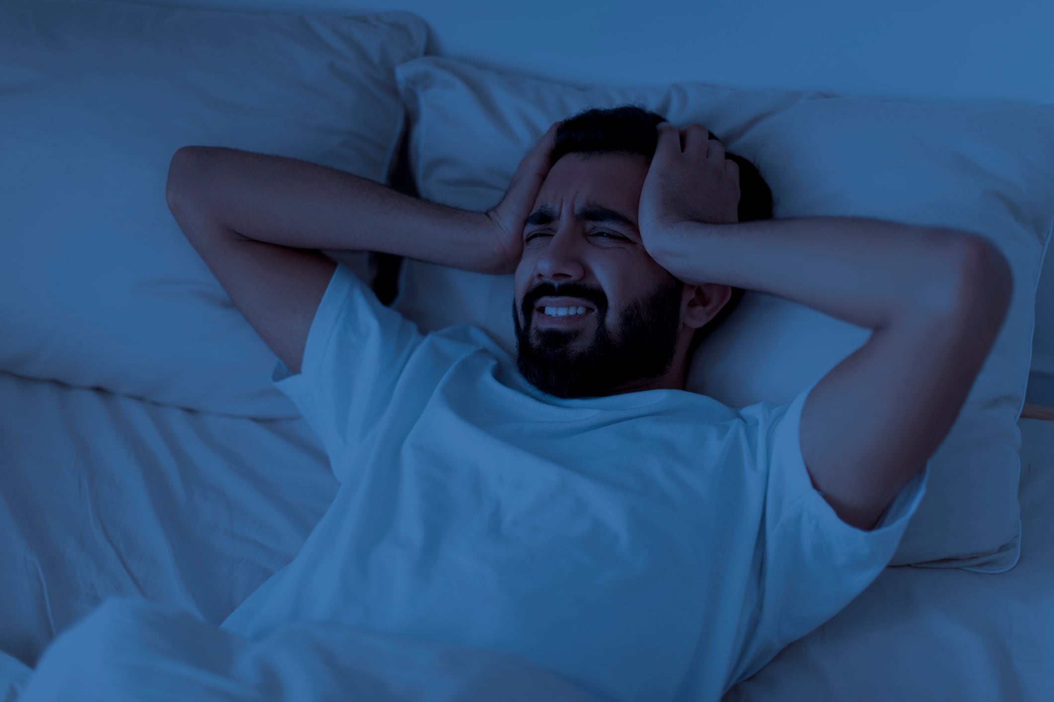 Roncar también disminuye la calidad de tu descanso. En esos casos, intenta dormir de lado en lugar de boca arriba y mantén un peso saludable. Foto: Istock