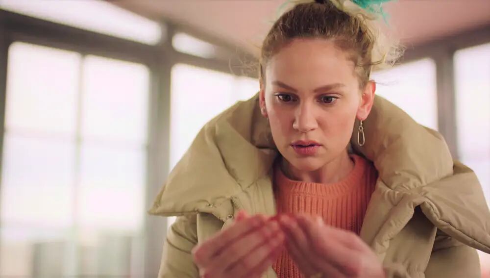 Inci se lleva una desagradable sorpresa cuando descubre en el sofá del ático una pulsera con el nombre de Ceylan, la exnovia de Han (Foto: OGM Pictures)