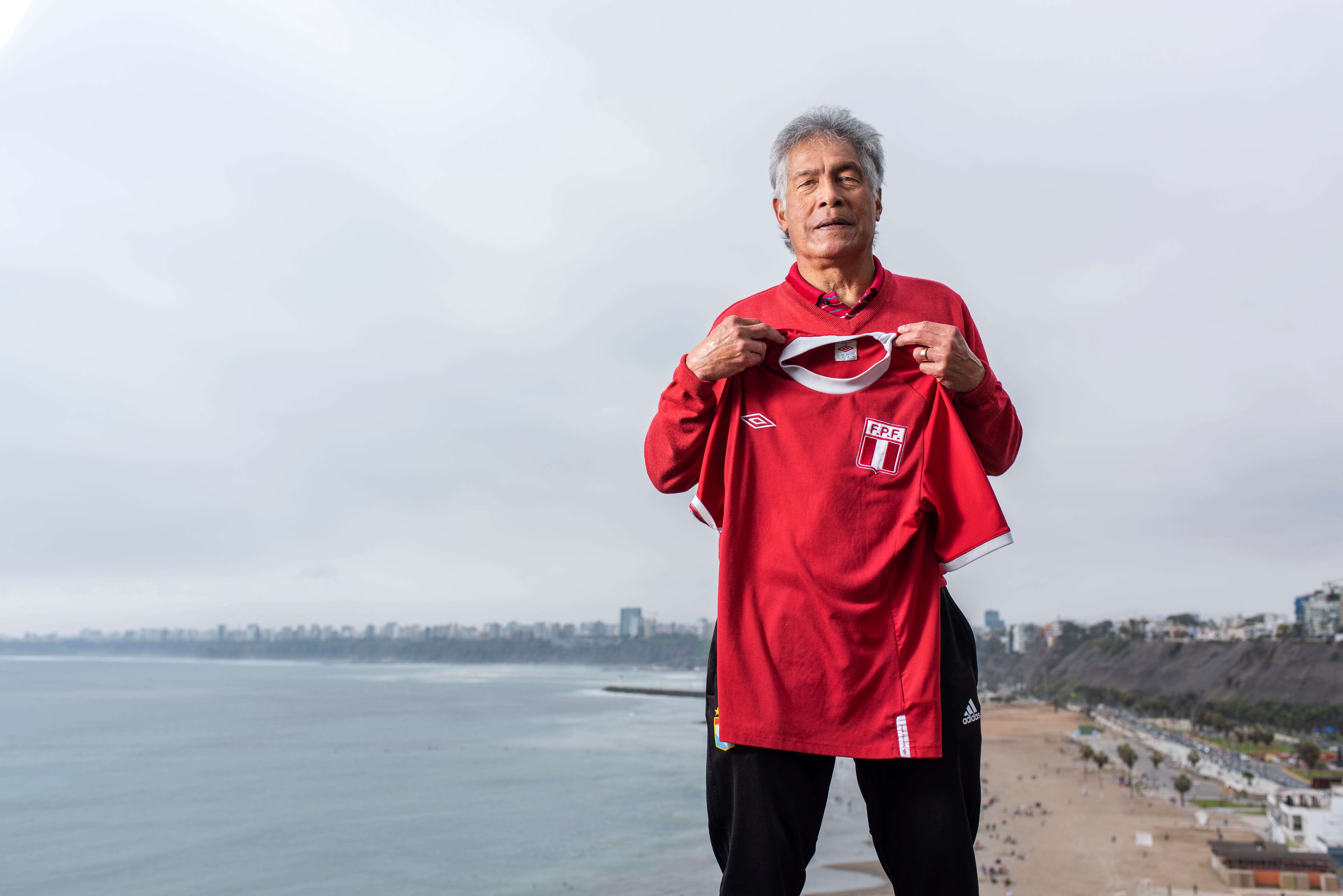 EL ÚLTIMO CAPITÁN. Rubén ‘Panadero’ Díaz asumió la capitanía de la selección peruana a inicios de los ochenta, luego de Héctor Chumpitaz dejara la blanquirroja. Lideró a Perú en el Mundial de España 82 y le anotó un gol a Italia. (Foto: Omar Lucas)