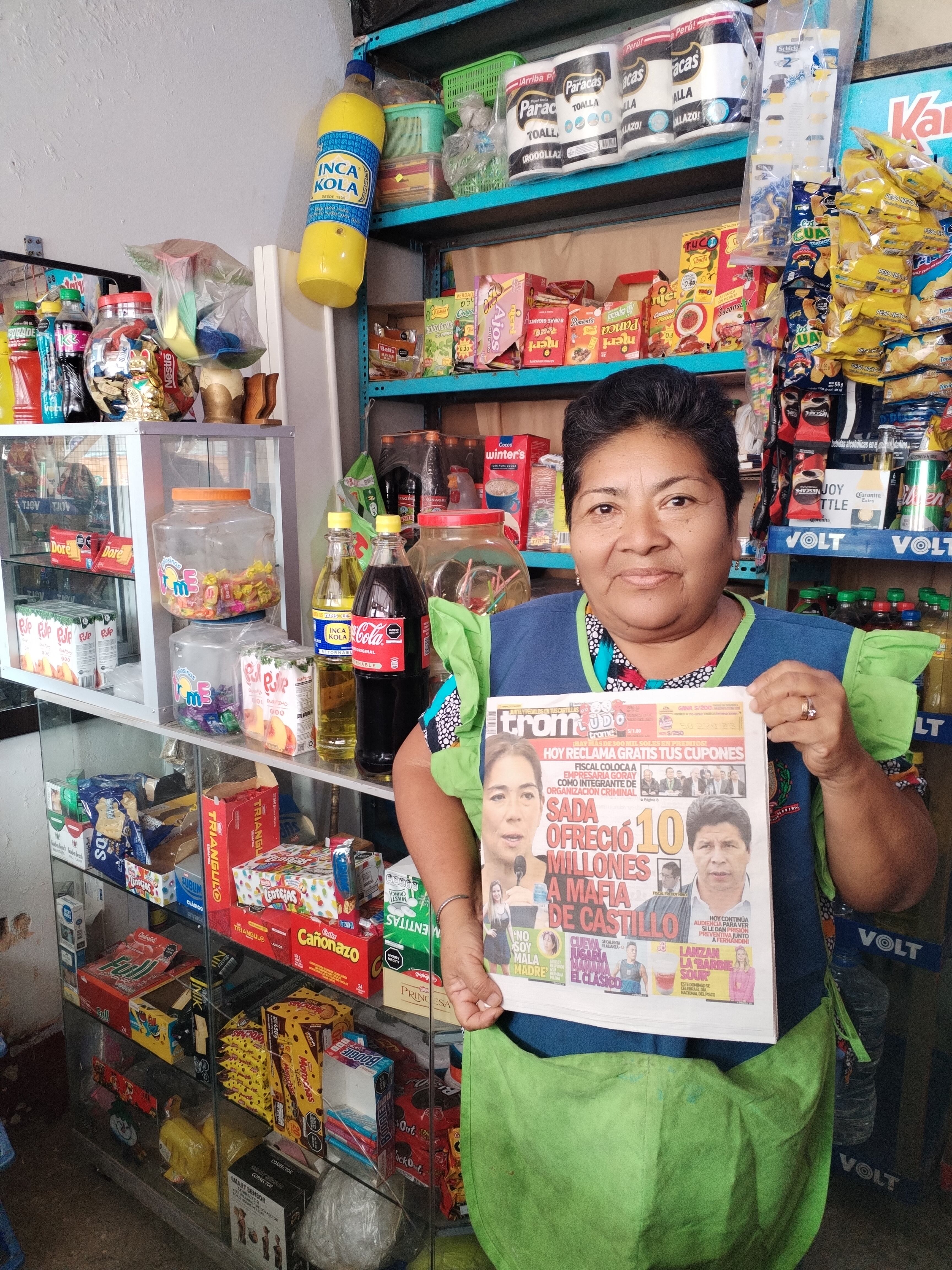 Con su Trome en la mano.