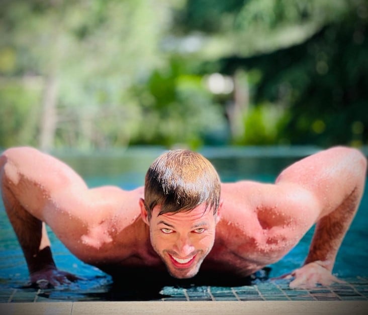 El actor William Levy luego de nadar en la piscina. (Foto: William Levy/Instagram)