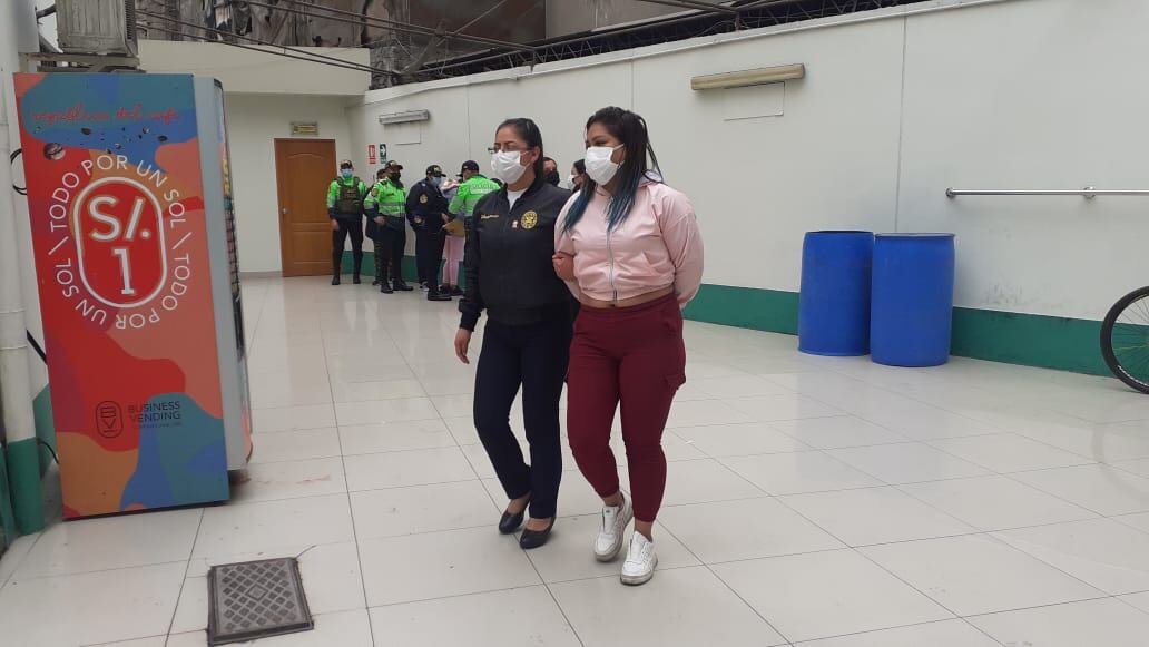 Rateros, se hicieron pasar como clientes, para ingresar a galería y robar costales de ropa. (fotos: Mónica Rochabrum/trome)