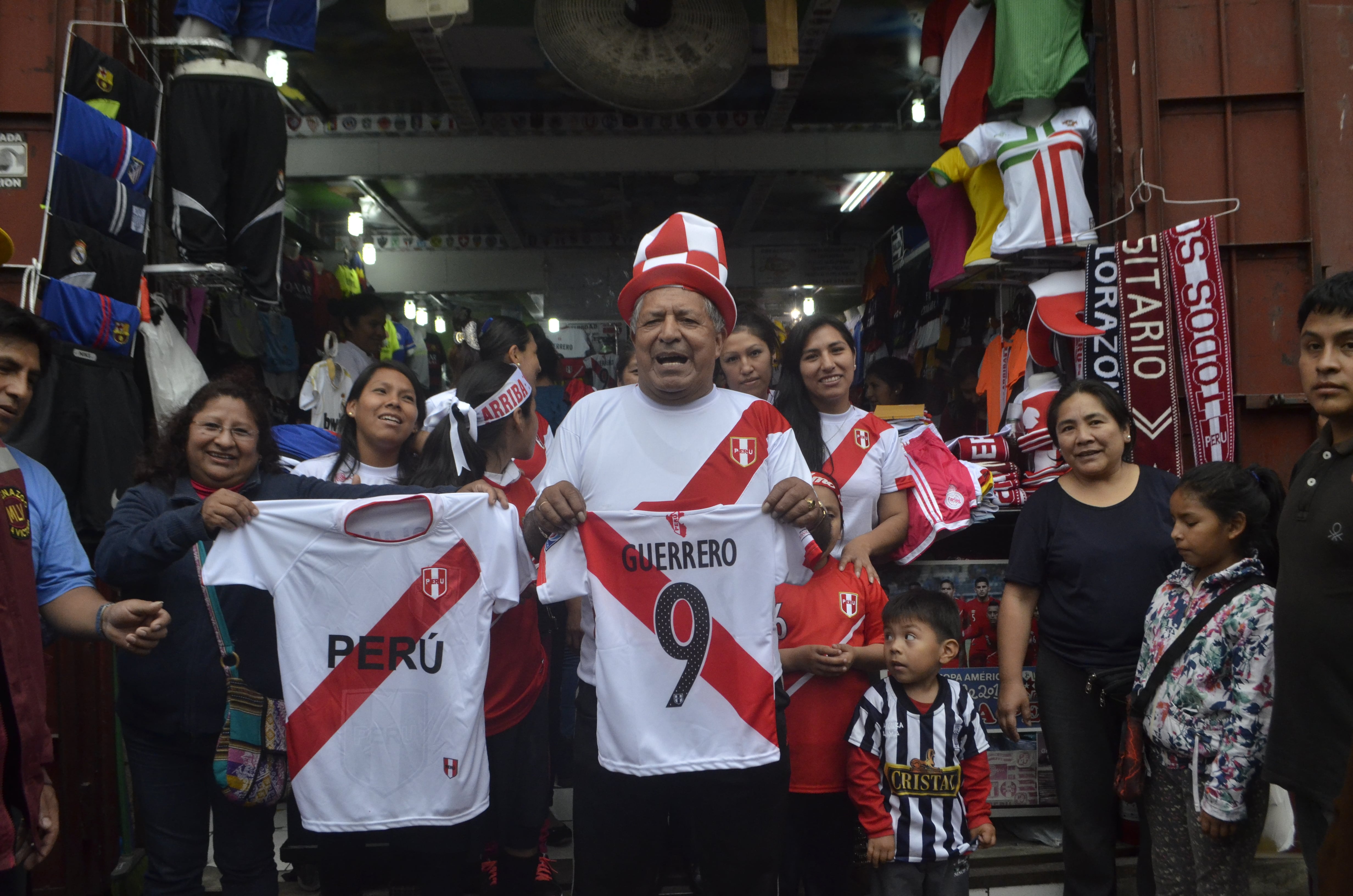 Venta de camisetas de Perú en Gamarra. DIOGENES ALVA.