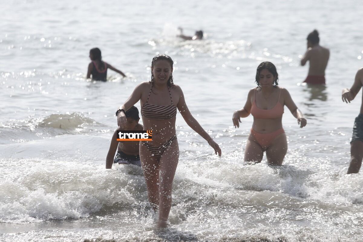 Temperatura empieza a elevarse en Lima y animó a muchos a tener su día playero. (Foto: Violeta Ayasta / Trome).