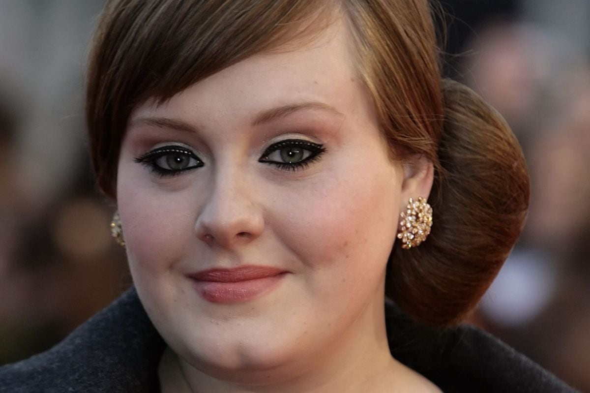 Adele en febrero de 2008 cuando llegó a Earl's Court en Londres antes de los Brit Awards de ese año, en cuya ceremonia anual se premia lo mejor de la escena musical británica (Foto: AFP)