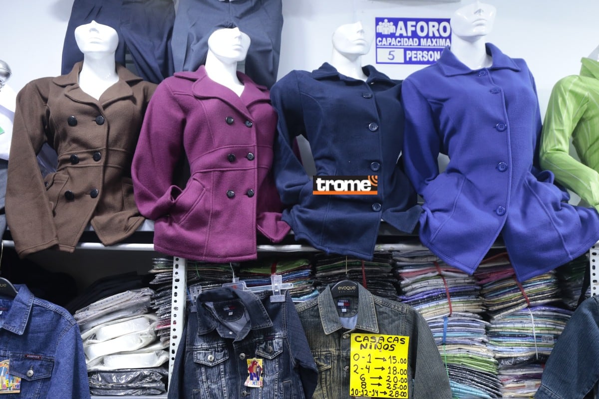 Gamarra con liquidación y remates de sus prendas de invierno buscando capital para invertir en nueva campaña. (Entrevista: Isabel Medina /Fotos: Lenin Tadeo / Trome).