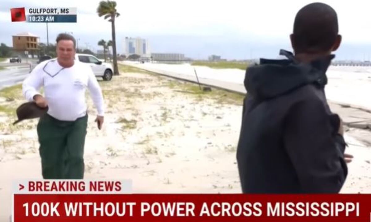 Momento en que sujeto se acerca a agredir al reportero. (Foto: Captura/YouTube)