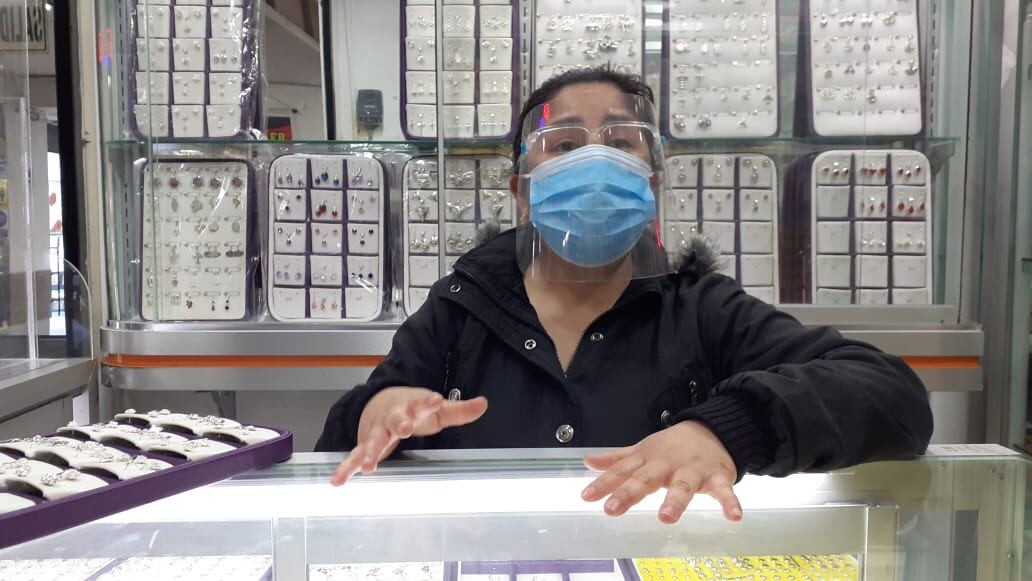 La ladrona se paseó por cuatro tiendas de la galería Guizado, ubicada en la cuadra 5 del jirón Huallaga, y mientras preguntaba por el precio de algunas joyas fue robando costosas piezas de plata. (foto: Mónica Rochabrum/Trome)