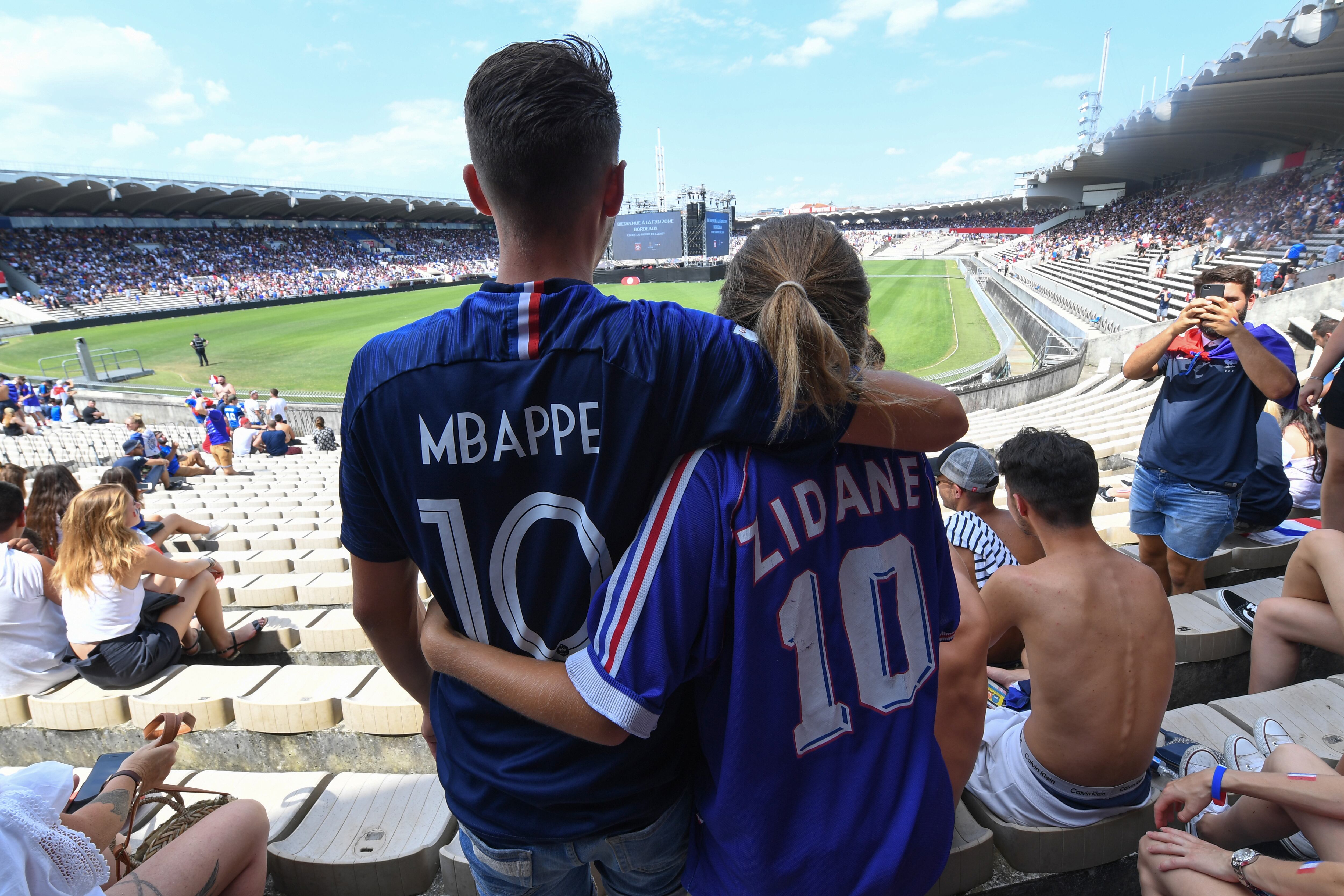 Hinchas franceses lucen las camisetas de Mbappé y Zidane. (Foto: AFP)