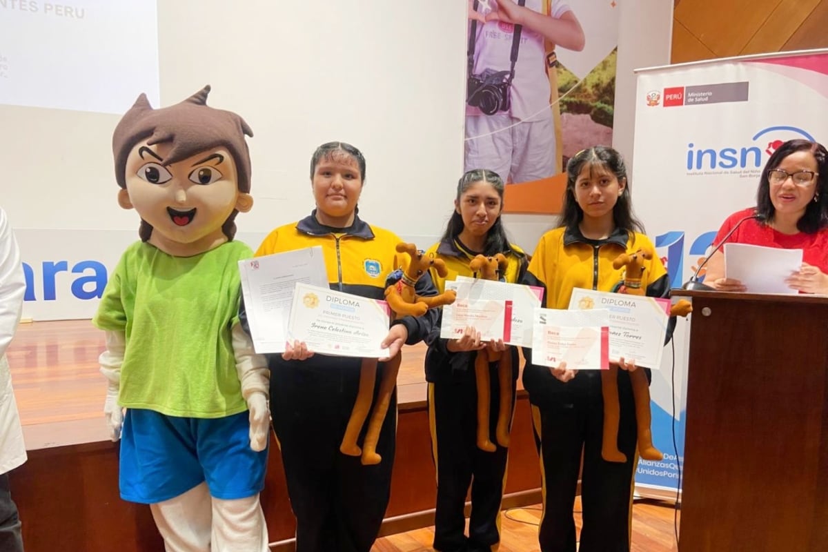 Ganadoras del concurso 'Tendiendo Puentes'. Foto: Mariana Bardales.