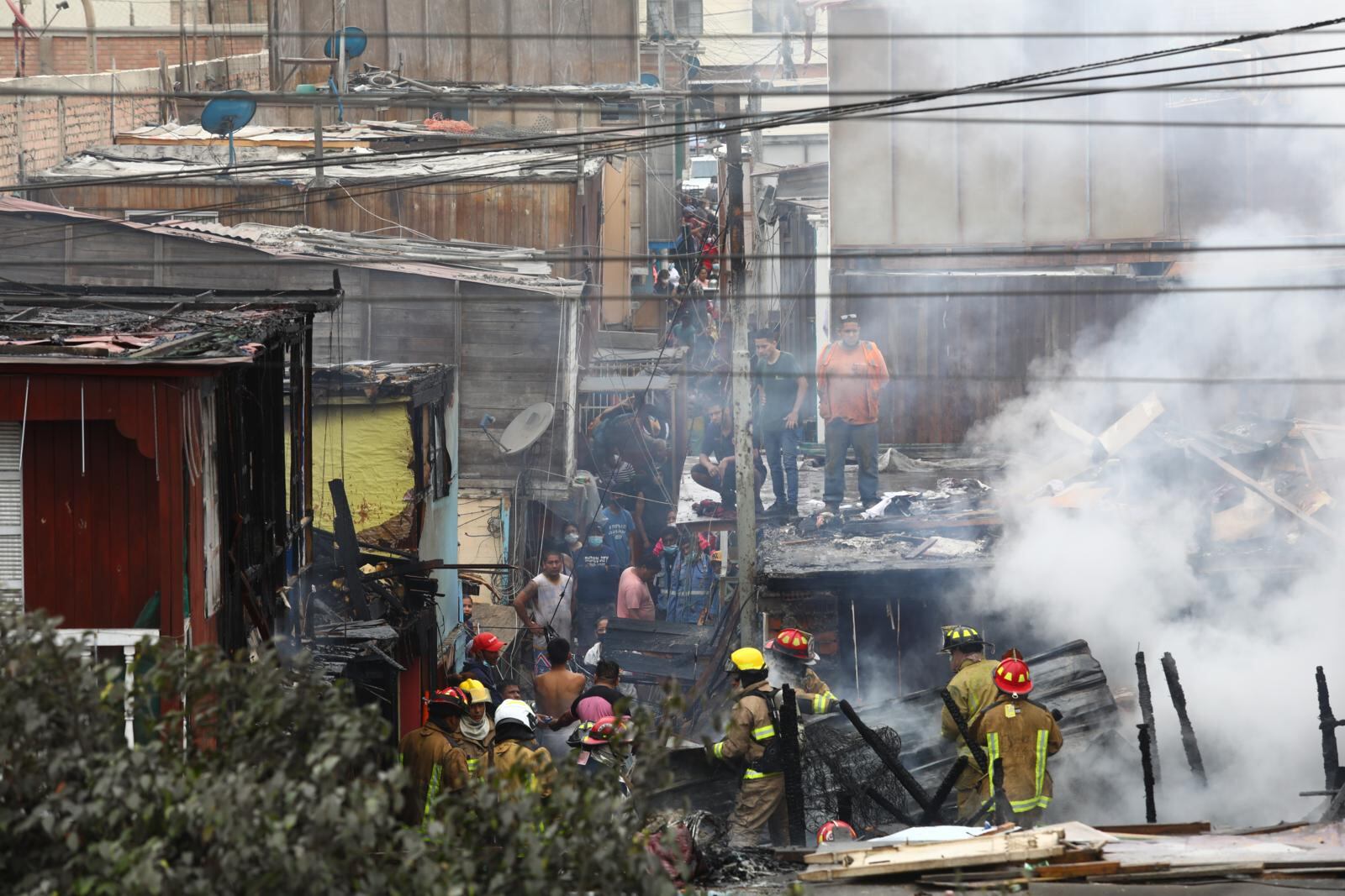 Las autoridades no descartan un cortocircuito en los cables de luz mientras que algunos vecinos creen que podría haber sido por las luces navideñas. | Foto: Gonzalo Córdova