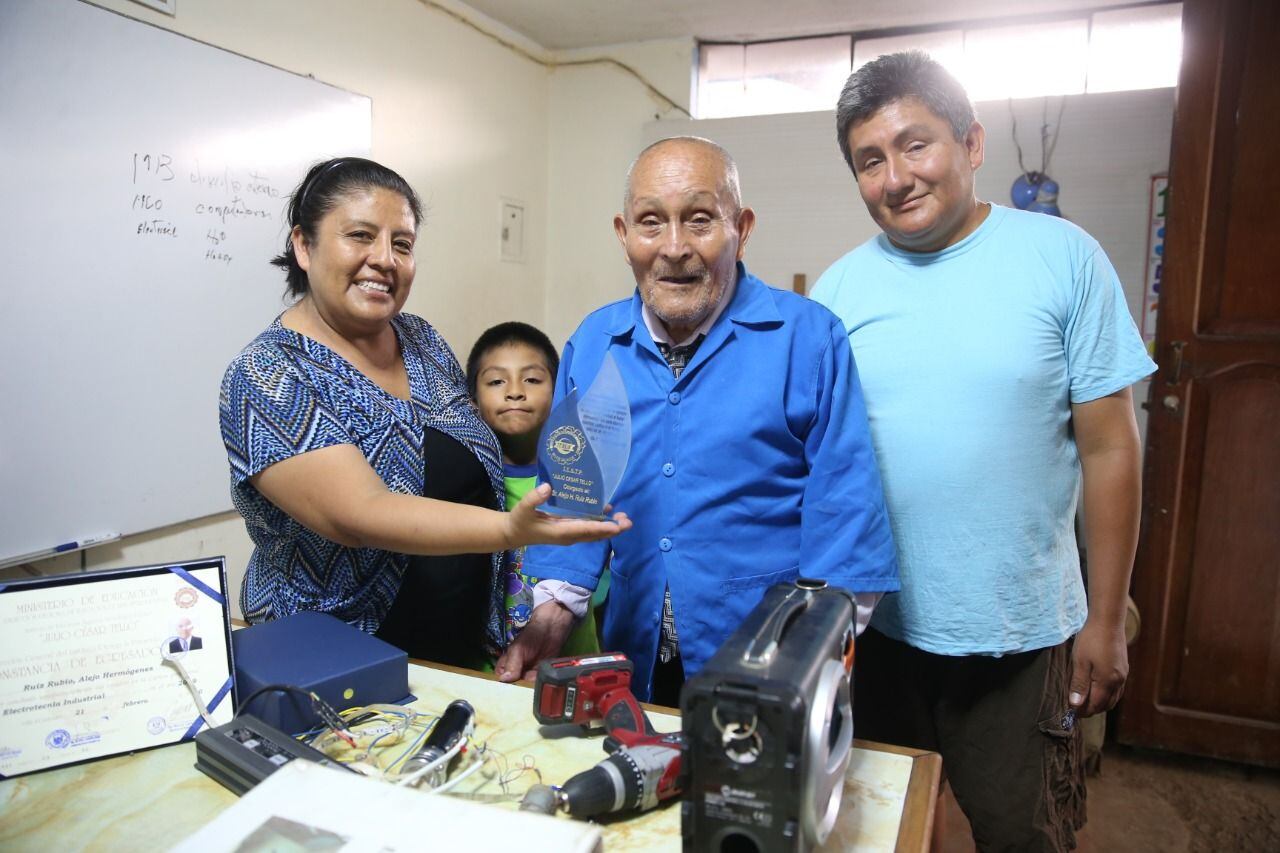 Alejo Ruiz Rubio, a sus 89 años, acaba de graduarse de electrotécnico industrial, entre los mejores de su promoción, en el Instituto de Educación Superior Tecnológico Público Julio César Tello, de Villa El Salvador.