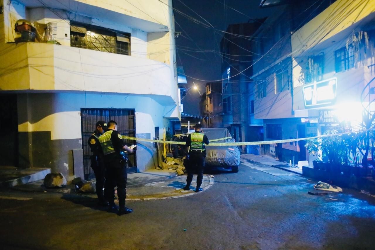 Balean a dos hombres mientras bebían en un bar ubicado en la calle Mariscal Castillo en el Rímac. Ambos fueron llevados al hospital. Fotos:@photo.gec