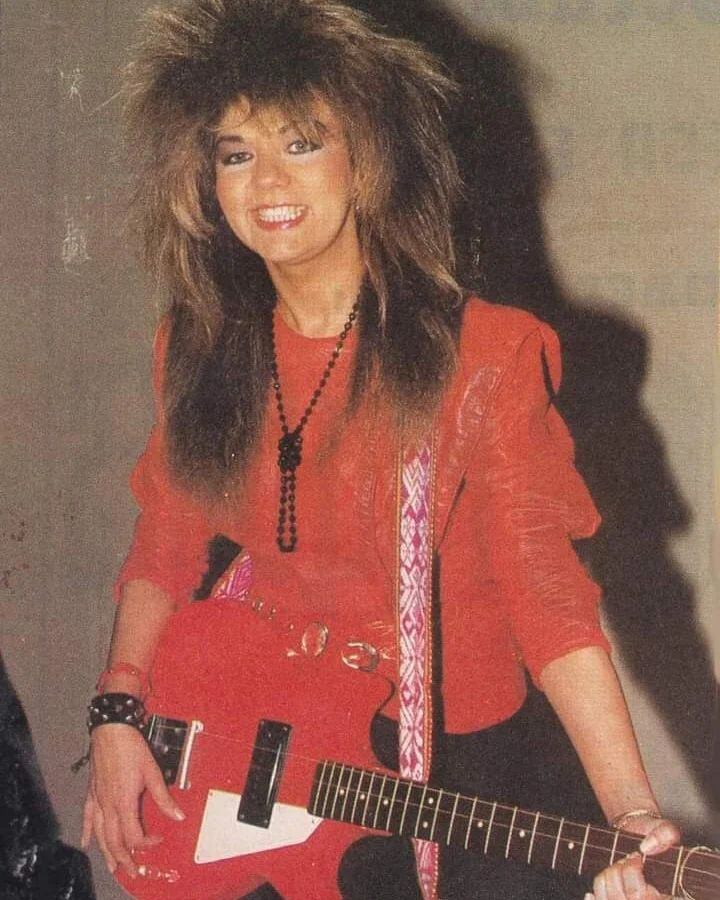 Yola Polastri en la flor de su juventud. Ella posa junto a su guitarra y un peinado de la época. (Foto: @yolapolastry).