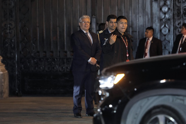 Dina Boluarte y su gabinete de ministros se retiran de palacio luego que el congreso aprobará su vacancia.
Foto: Joel Alonso @photo.gec