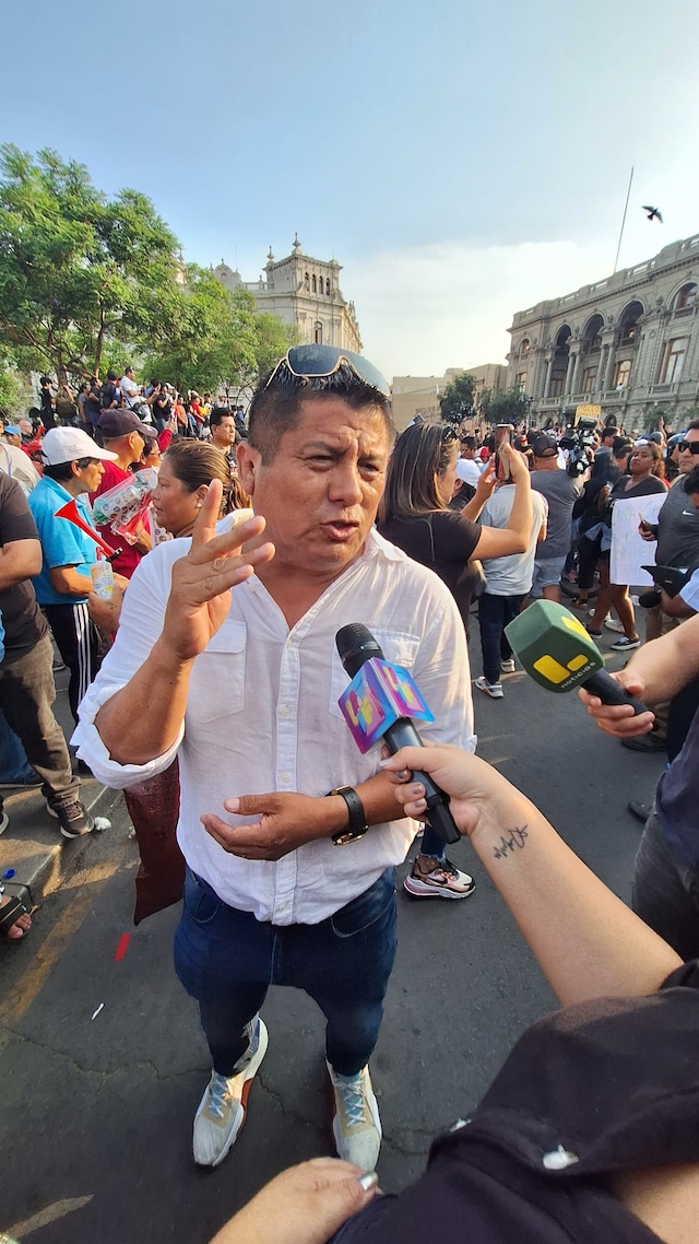 Clavito y su chela. (Foto: Kelvin García)