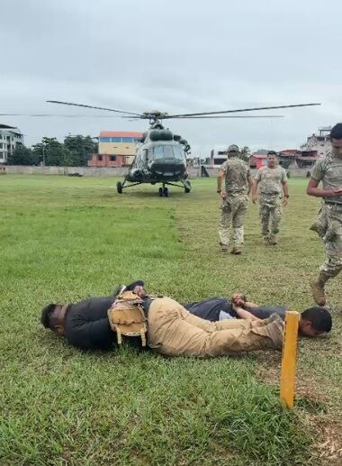 Personal del Ejército llegó en helicóptero a la zona de conflicto.(Foto: Ministerio de Defensa)