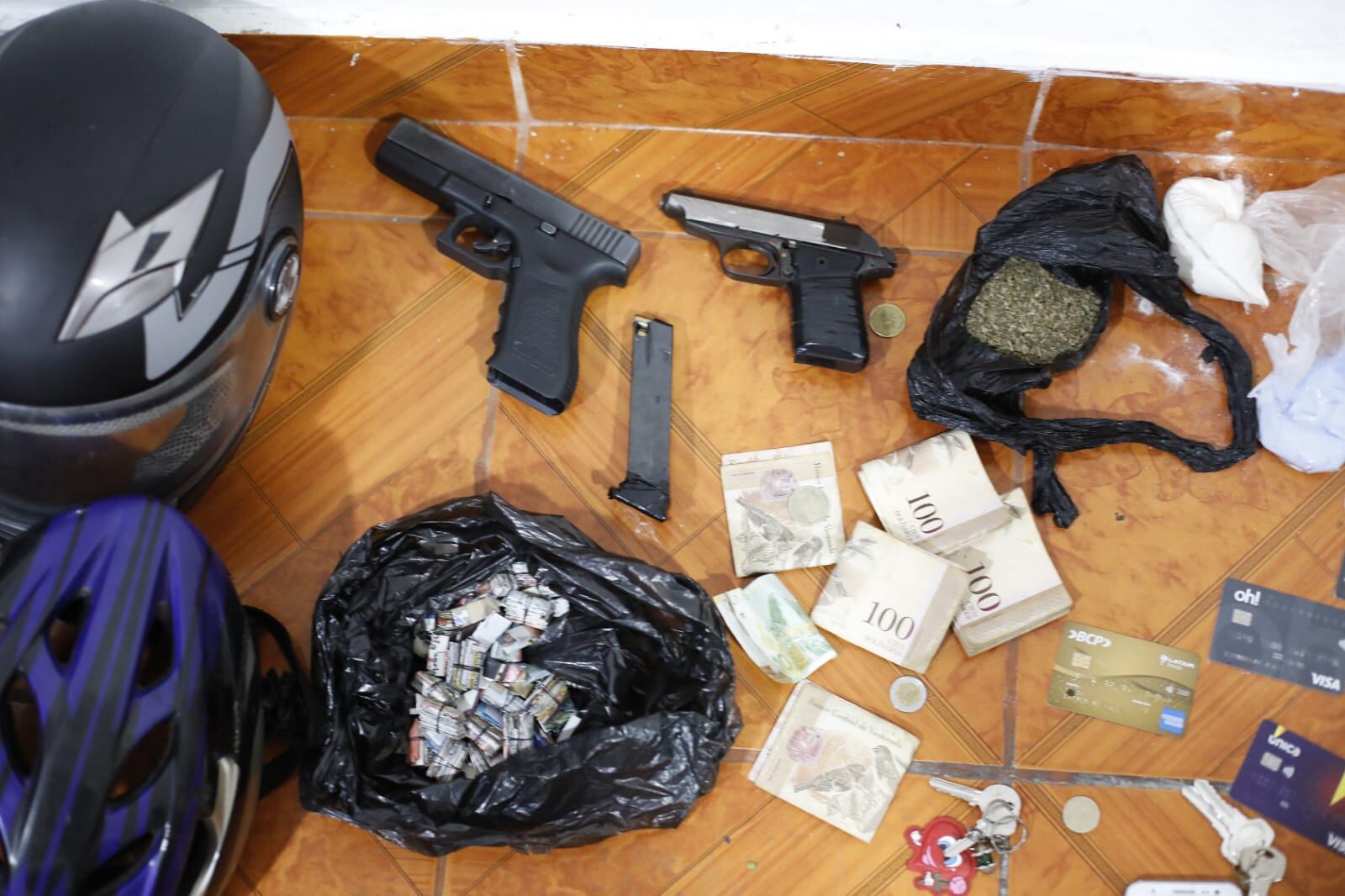 doce venezolanos, entre ellos tres mujeres, acusados de cometer una ola de atracos a mano armada en San Juan de Miraflores y Chorrillos. Dos de ellos fueron reconocidos como los que asaltaron a la ancianita Lucinda Quintana Valderrama (75), a quien arrastraron y fracturaron el brazo izquierdo para robarle sus pertenencias. (foto: César Bueno/GEC)