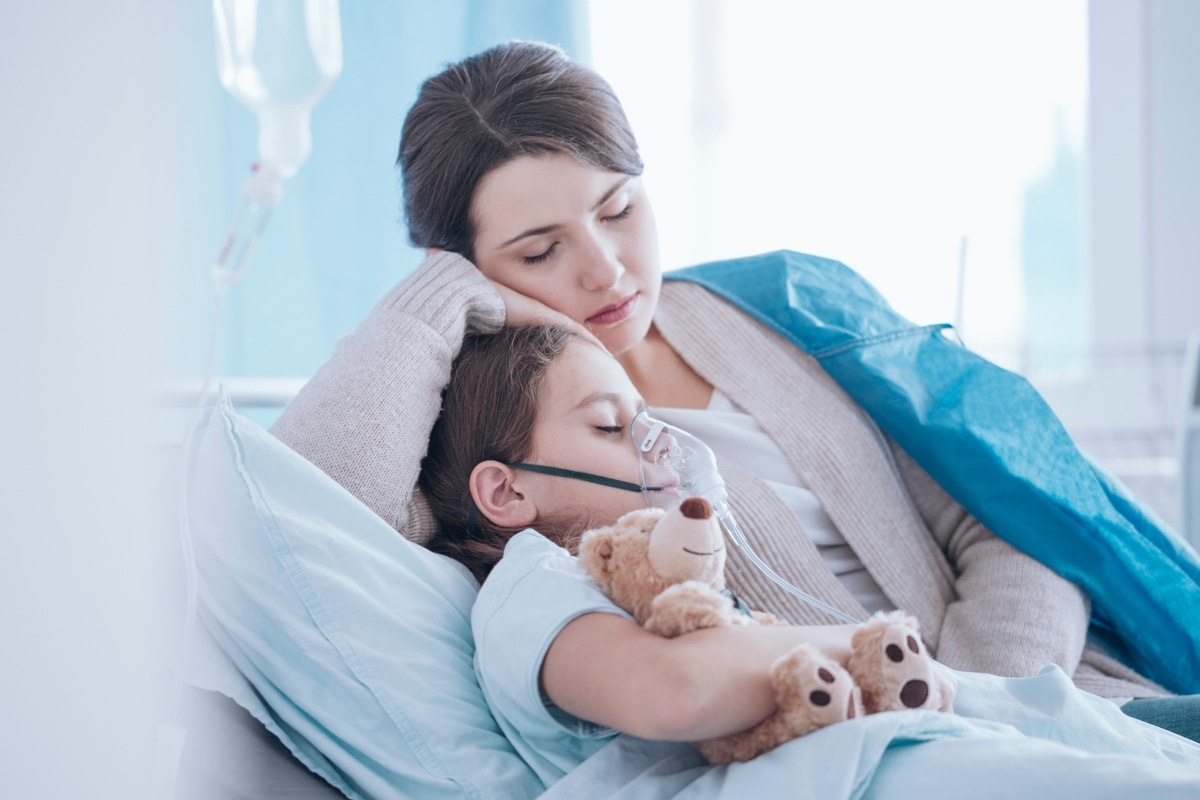 Aunque suele iniciar como una infección respiratoria común, la neumonía en niños puede agravarse rápidamente. Foto: Istock.