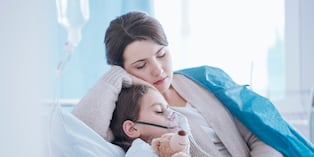 Aunque suele iniciar como una infección respiratoria común, la neumonía en niños puede agravarse rápidamente. Foto: Istock.