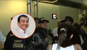 ¡Exigen entrar al velatorio de Manolo Rojas! Policía llegó ante intento de querer ingresar tras cierre de puertas