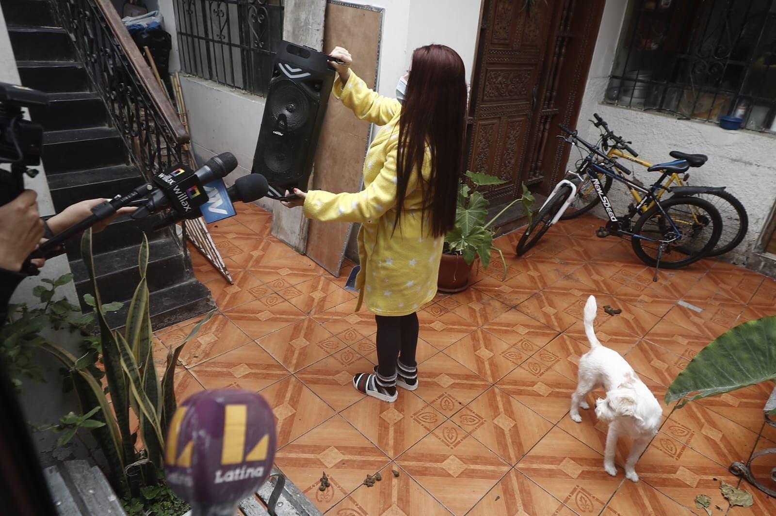 Vecina del ministro Luis Barranzuela indica a los medios de comunicación que en su hogar se realizó la bulla y no en la casa del ministro. Fotos : César Campos / @photo.gec