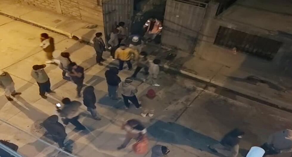 Junín: Numerosos vecinos se congregaron en la cuadra dos del jirón Auray, en el distrito de Chilca, para protestar contra la instalación de la antena.