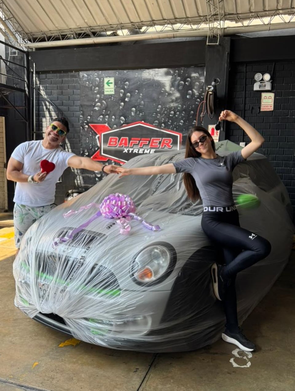 Hija de 'Tomate' Barraza recibe auto por su cumpleaños número 18. (Instagram)