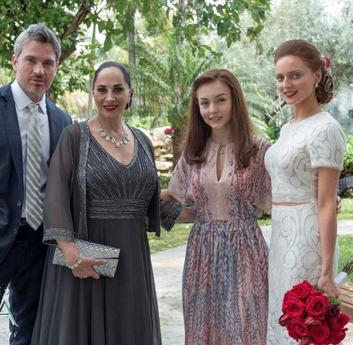 Angelique Boyer junto a una de sus dobles. (Foto: Svetlana Pustovalova / Instagram)