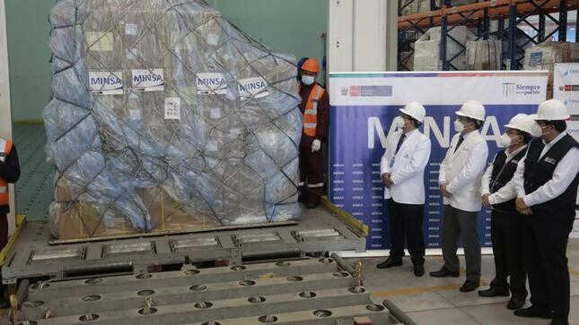 Este es el primer lote de vacunas de una compra total de 5′600.000 de dosis contra la influenza. Foto: Minsa