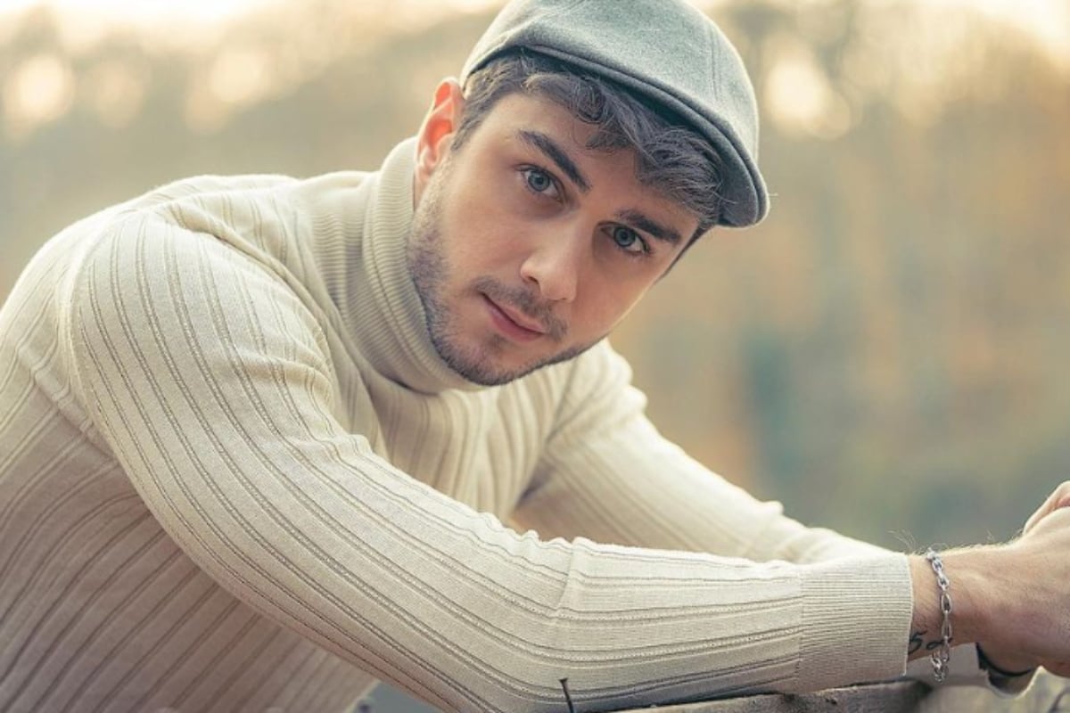 Onur Seyit Yarat con una chompa blanca y una boina ploma (Foto: Onur Seyit Yarat / Instagram)