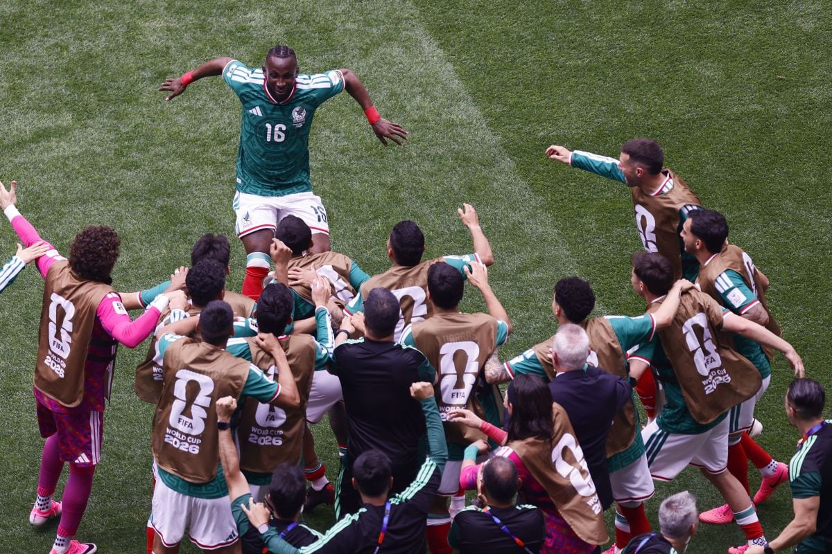 Julián Quiñones deja el campo del Estadio Azteca. Anotó un gol y fue la figura de México en su debut mundialista. | Foto: Rodrigo Oropeza / AFP)