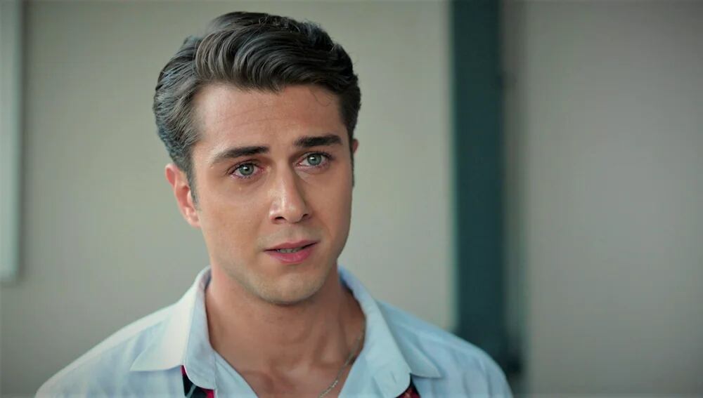 Doruk destrozado frente al secreto que descubre (Foto: NG Medya)