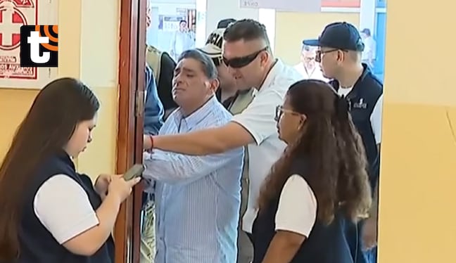 Álvarez se equivoca de mesa al querer emitir su voto