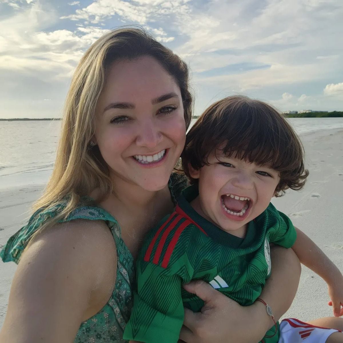 Junto a su retoño André, a quien tuvo a través de inseminación artificial (Foto: Sherlyn González / Instagram)