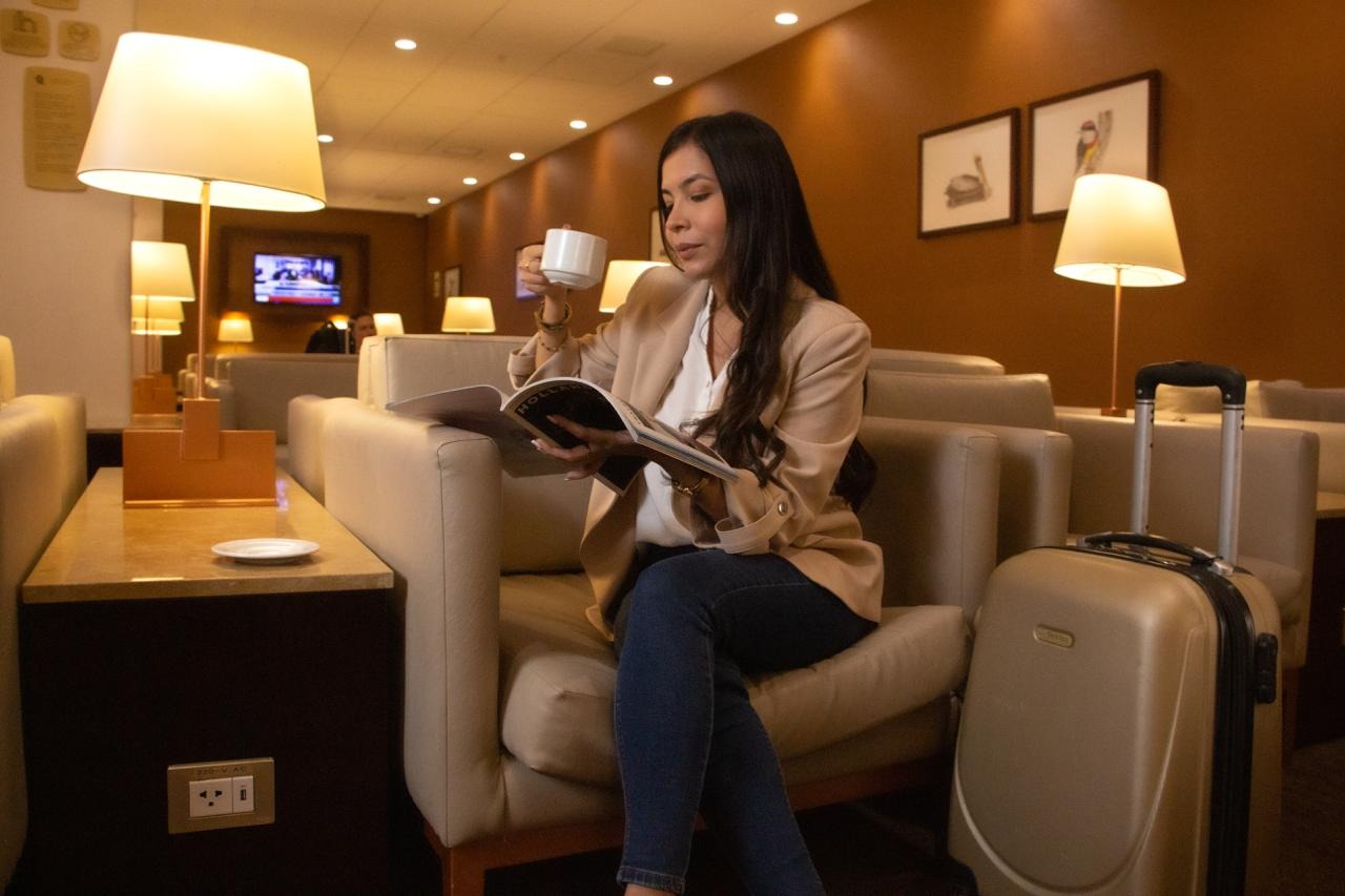 Las salas VIP te brindan la oportunidad de desconectarte y disfrutar de un ambiente tranquilo y confortable que ofrecen duchas, áreas de descanso y otros servicios.