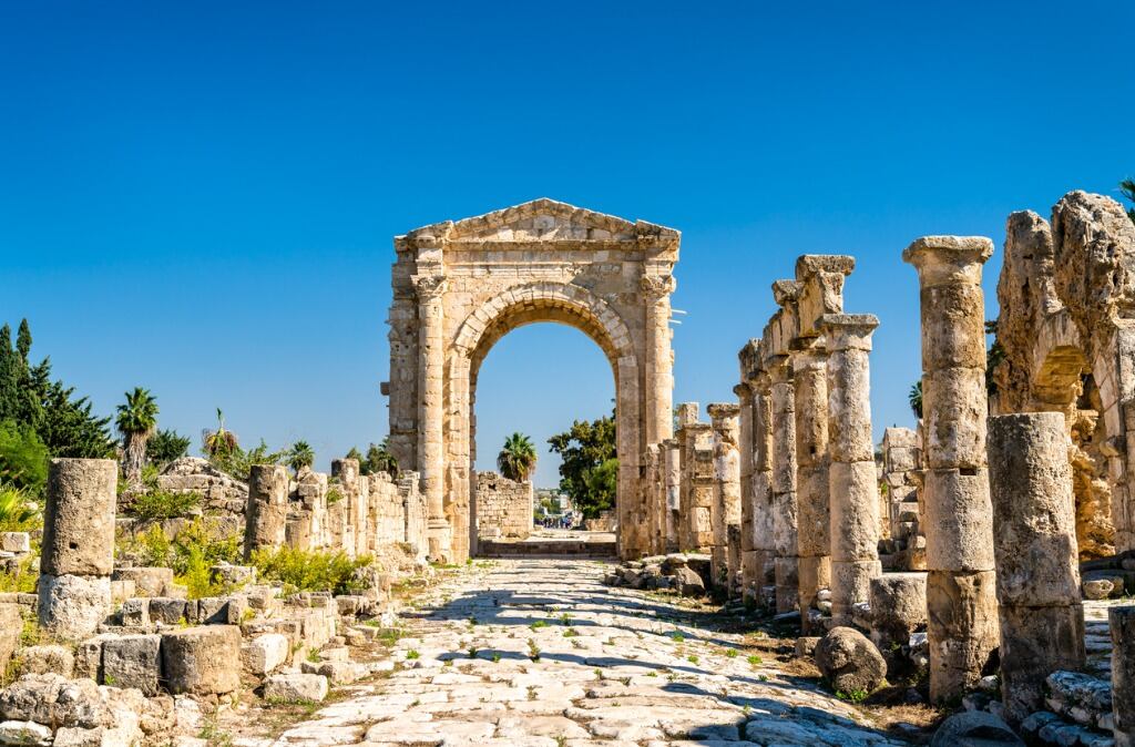 Las antiguas ciudades como Tiro están repletas de ruinas, incluyendo esta conservada calzada romana y su arco. Foto: ¡Stock.