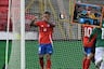 Mira el controvertido GOL de Eduardo Vargas, tras lesión del arquero Carlos Lampe en el Chile - Bolivia | VIDEO |